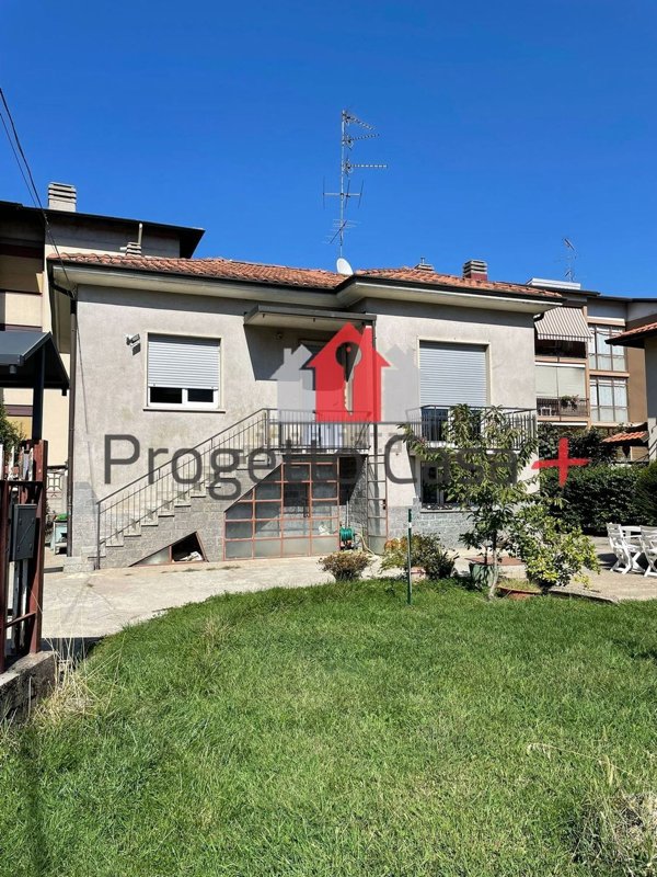 casa indipendente in vendita a Gallarate in zona Crenna