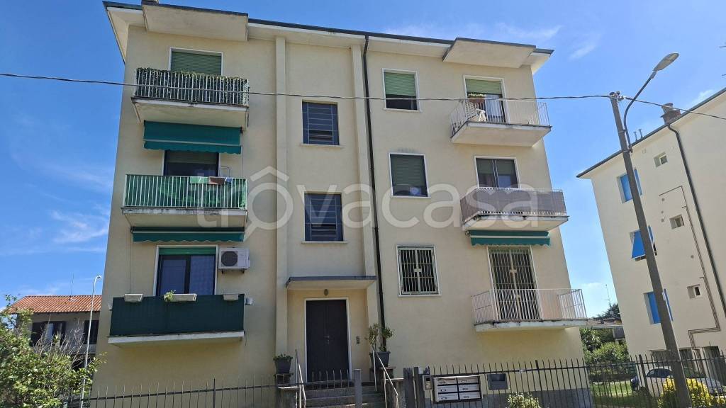 appartamento in vendita a Gallarate in zona Sciarè