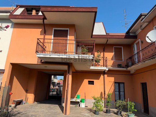casa indipendente in vendita a Gallarate in zona Arnate