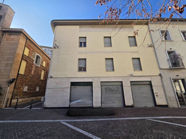 intera palazzina in vendita a Gallarate in zona Sciarè