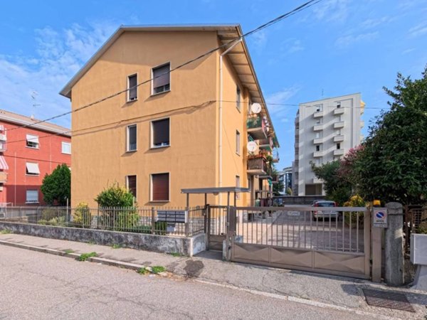appartamento in vendita a Gallarate in zona Arnate