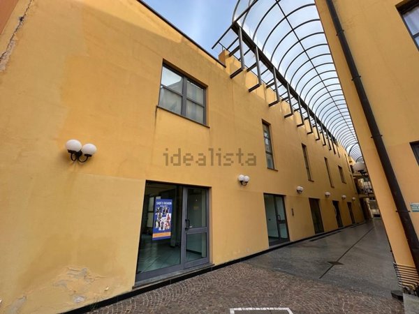 ufficio in vendita a Gallarate in zona Sciarè