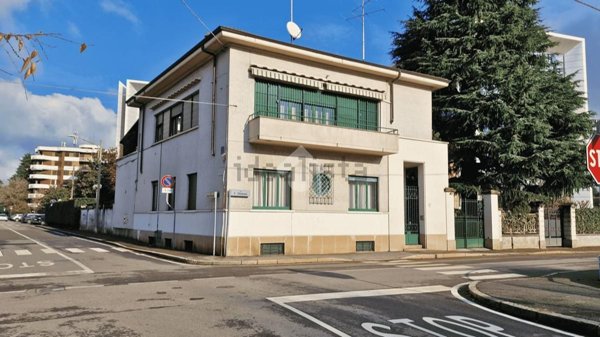 appartamento in vendita a Gallarate in zona Sciarè