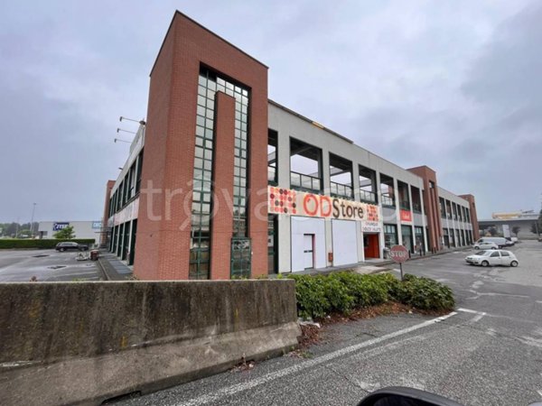 negozio in vendita a Gallarate in zona Madonna in Campagna