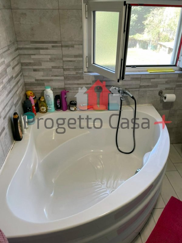 casa indipendente in vendita a Gallarate in zona Arnate