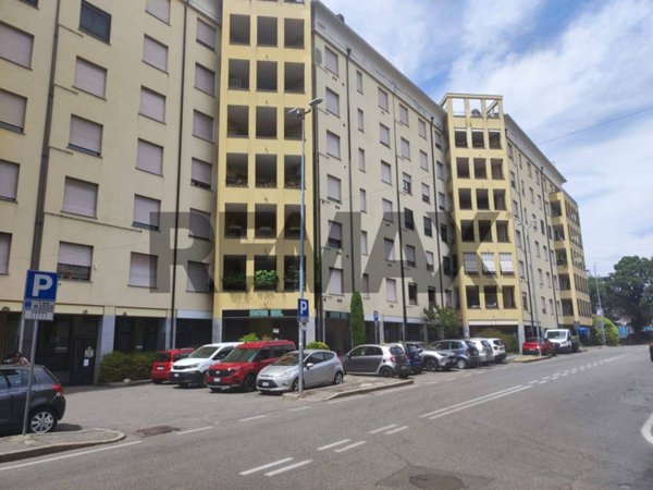 negozio in vendita a Gallarate in zona Sciarè