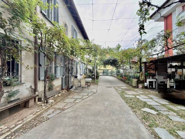 casa indipendente in vendita a Gallarate in zona Sciarè