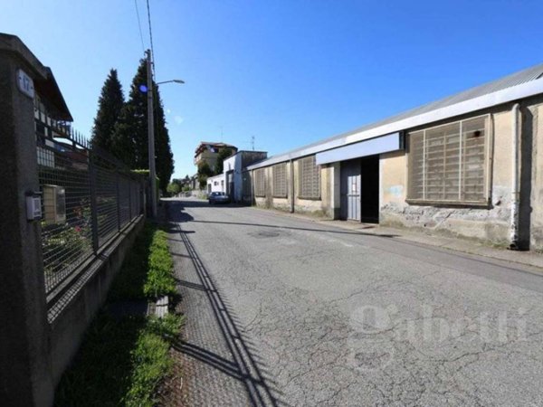 locale commerciale in vendita a Gallarate in zona Sciarè
