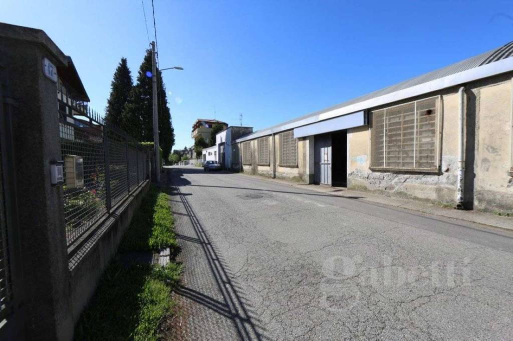 locale commerciale in vendita a Gallarate in zona Sciarè