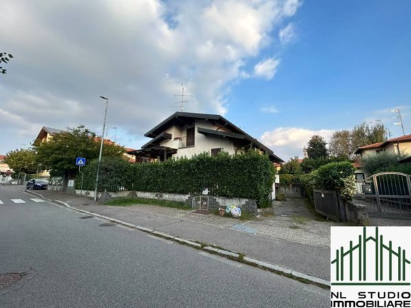 casa indipendente in vendita a Gallarate in zona Crenna