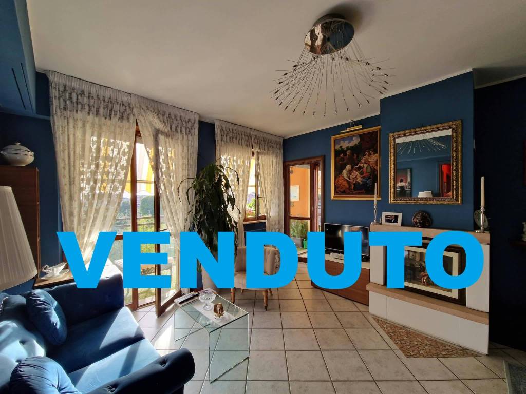 appartamento in vendita a Gallarate in zona Sciarè