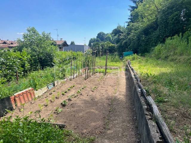 terreno in vendita a Gallarate in zona Crenna