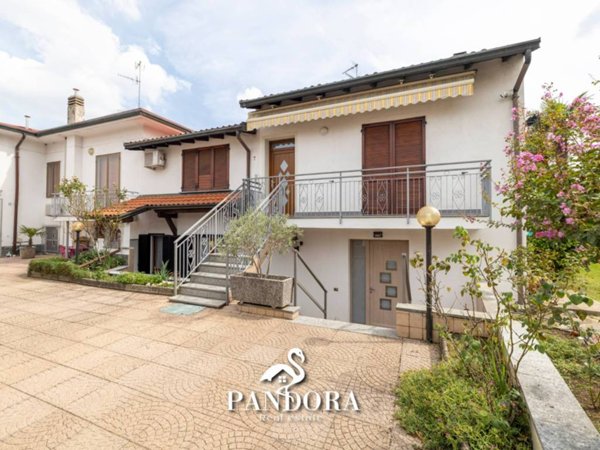appartamento in vendita a Gallarate in zona Sciarè