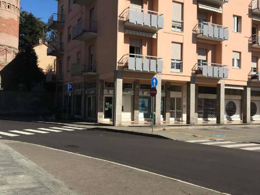 negozio in vendita a Gallarate in zona Crenna