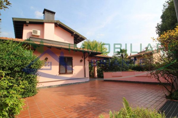 casa indipendente in vendita a Gallarate in zona Arnate