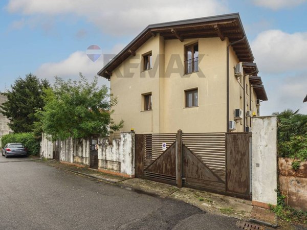 appartamento in vendita a Gallarate in zona Sciarè