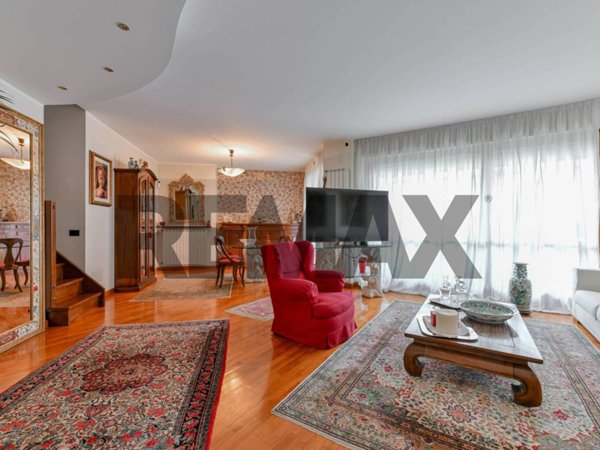 appartamento in vendita a Gallarate in zona Sciarè