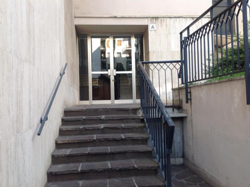appartamento in vendita a Gallarate in zona Sciarè