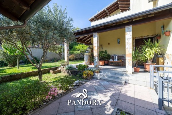 casa indipendente in vendita a Gallarate in zona Madonna in Campagna