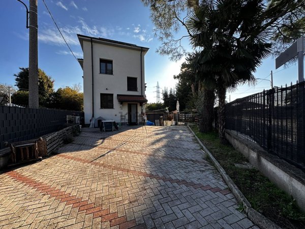 casa indipendente in vendita a Gallarate in zona Sciarè