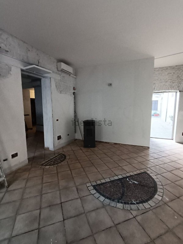 locale commerciale in vendita a Gallarate