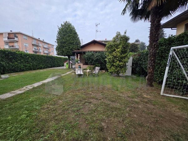 casa indipendente in vendita a Gallarate in zona Cascinetta