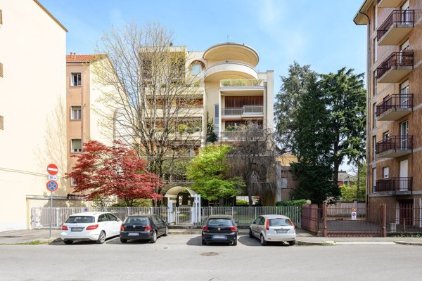 appartamento in vendita a Gallarate in zona Sciarè