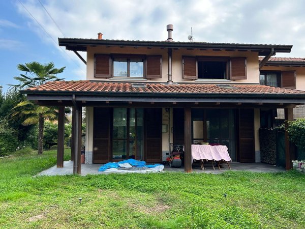 casa indipendente in vendita a Galliate Lombardo
