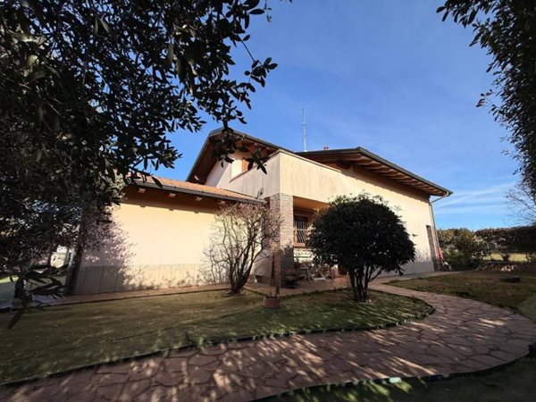 casa indipendente in vendita a Galliate Lombardo