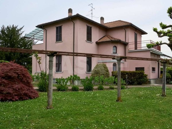 casa indipendente in vendita a Gavirate