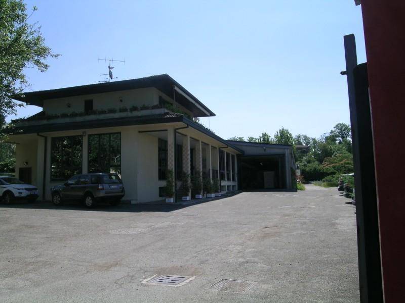 intera palazzina in vendita a Gavirate in zona Oltrona al Lago