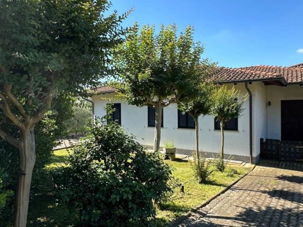 casa indipendente in vendita a Gavirate