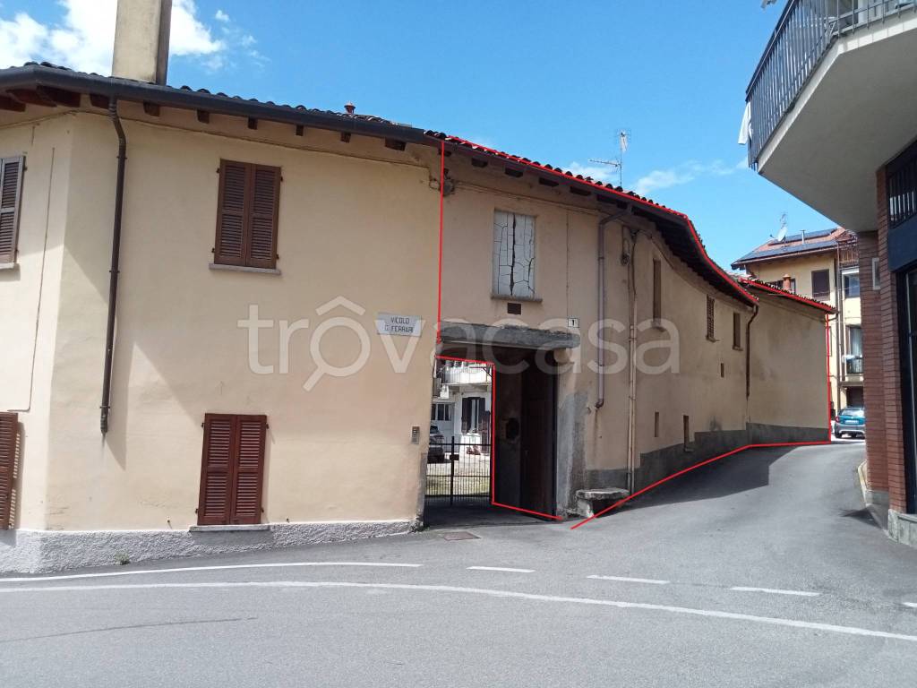casa indipendente in vendita a Gavirate