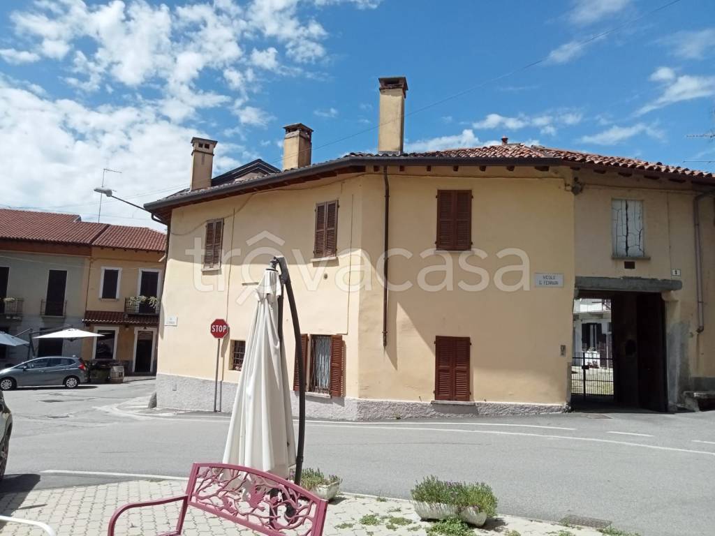 casa indipendente in vendita a Gavirate