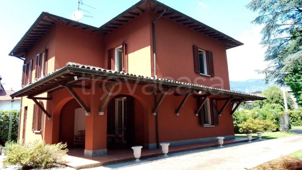 casa indipendente in vendita a Gavirate