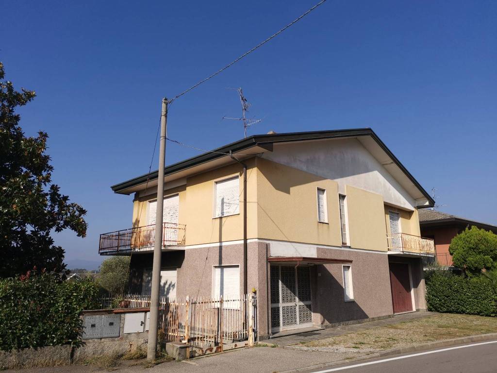 casa indipendente in vendita a Gavirate