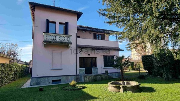 casa indipendente in vendita a Gavirate