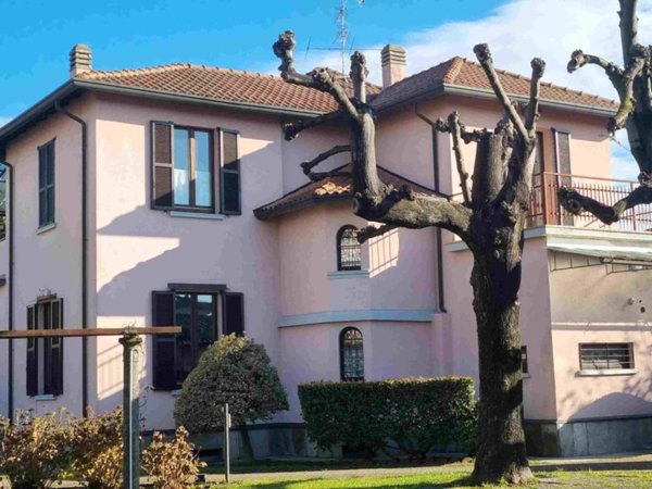 casa indipendente in vendita a Gavirate