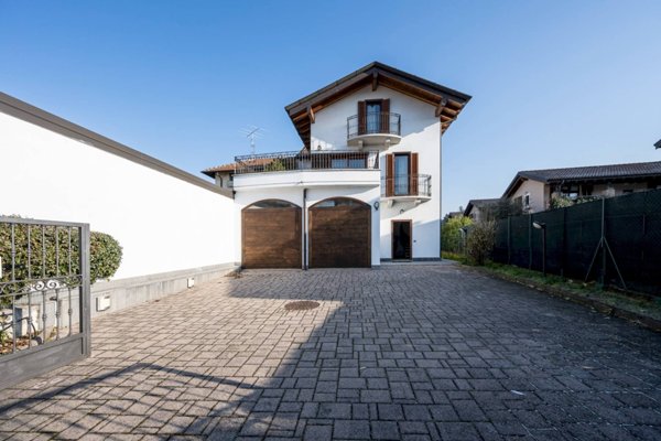 casa indipendente in vendita a Gavirate in zona Voltorre