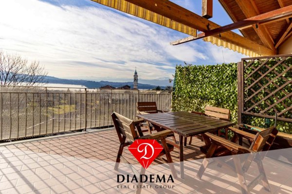appartamento in vendita a Gavirate in zona Oltrona al Lago