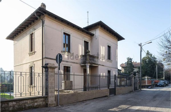 casa indipendente in vendita a Gavirate