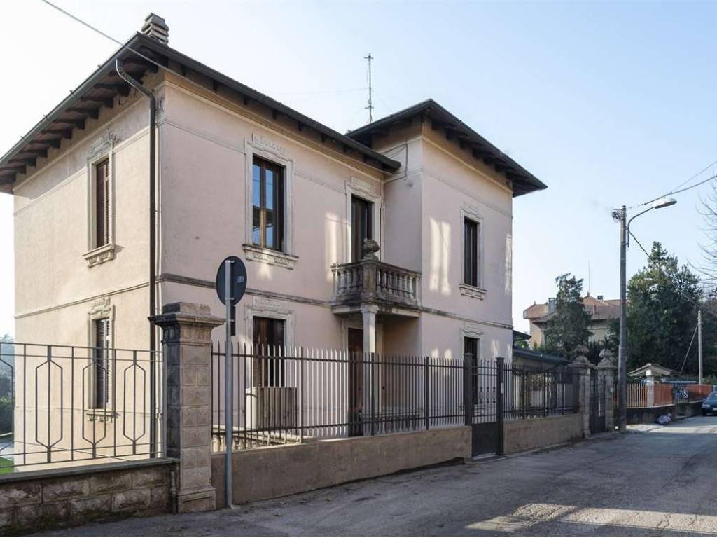 casa indipendente in vendita a Gavirate