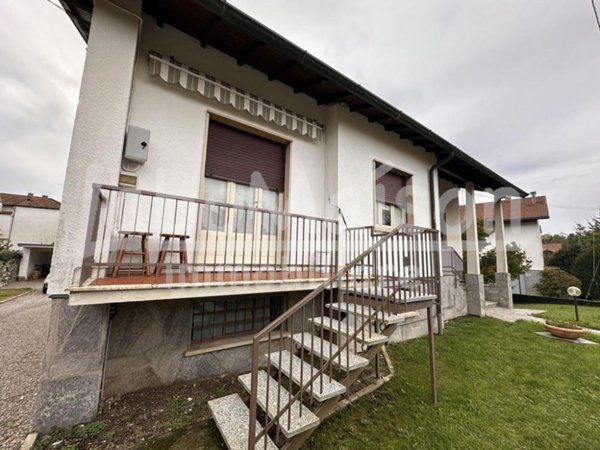 casa indipendente in vendita a Gavirate