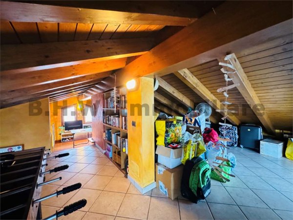 appartamento in vendita a Gavirate in zona Oltrona al Lago