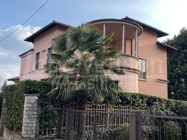 casa indipendente in vendita a Gavirate