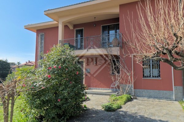 casa indipendente in vendita a Gavirate