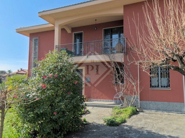 casa indipendente in vendita a Gavirate