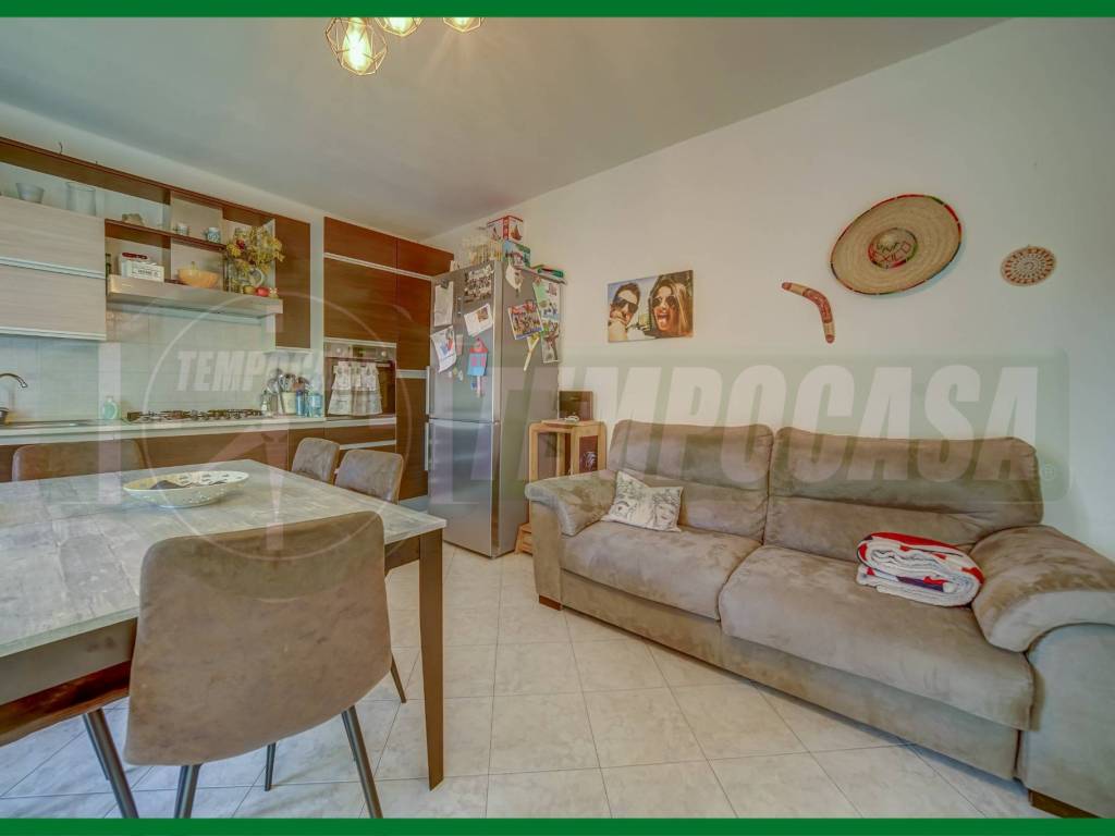 appartamento in vendita a Gavirate in zona Voltorre