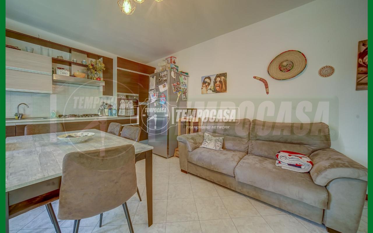 appartamento in vendita a Gavirate in zona Voltorre