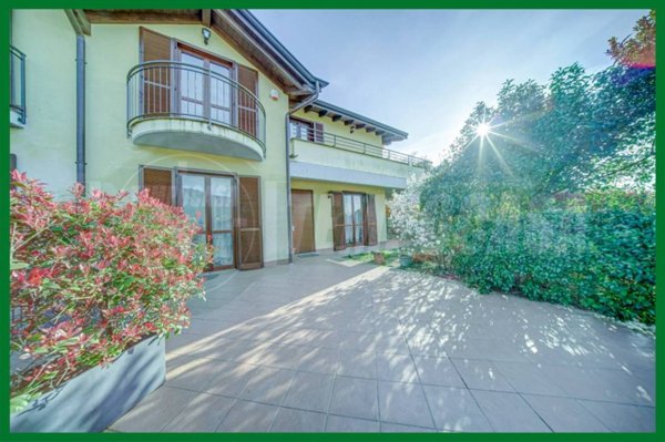 casa indipendente in vendita a Gavirate
